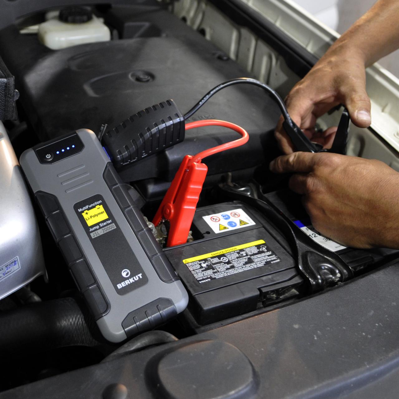 Сколько вольт нужно для зарядки автомобильного аккумулятора
